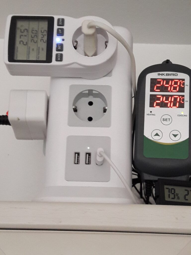 Detailaufnahme Mehrfachsteckdosoen mit Steuergeräten