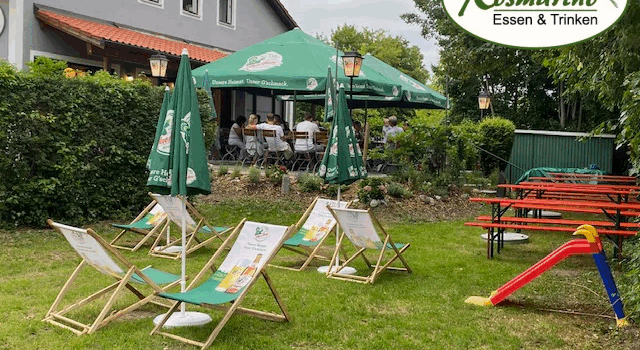 Es geht wieder los – im Rosmarino! Biergarten mit Liegestühlen, daneben einen kleine Kinderrutsche