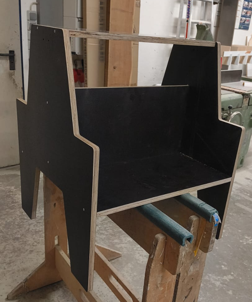 Holzkonstruktion, in das die Aquarien der Börse gestellt werden